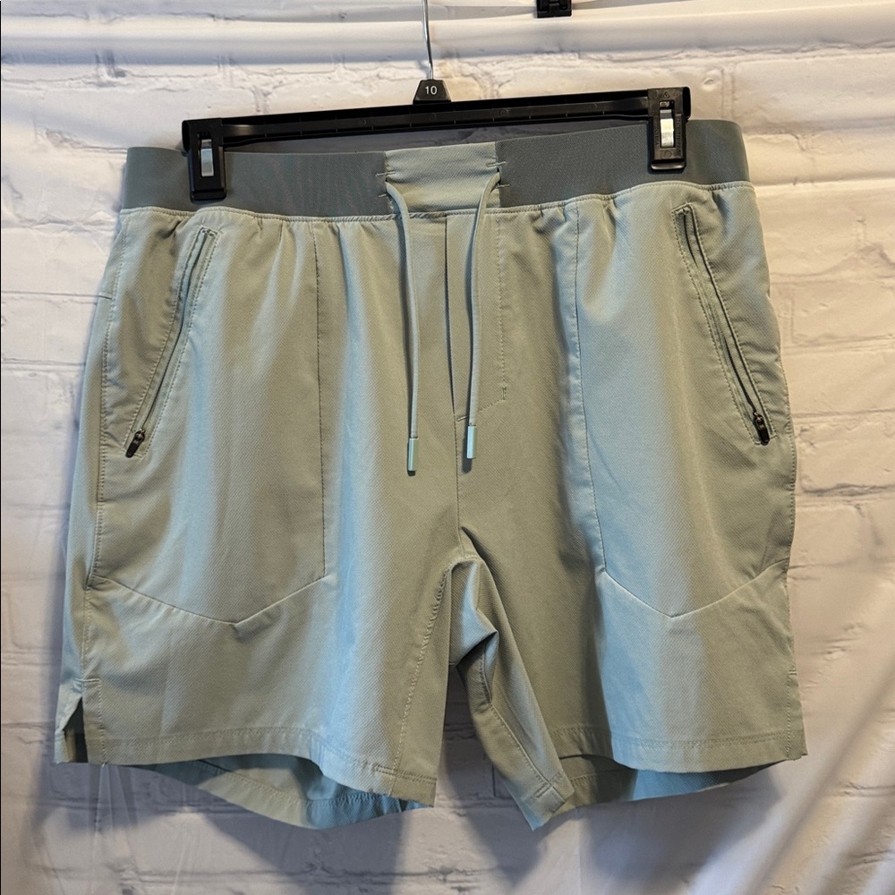 Ascend Men’s Large Shorts in Mint Green
zippered pockets